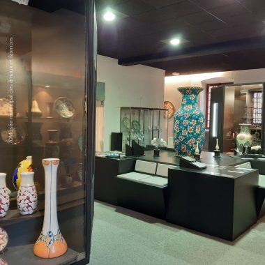 Vue intérieure du musée des Emaux et faiences de Longwy