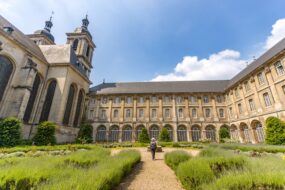 une personne se promène dans le jardin des senteurs de l'Abbaye des Prémontrés