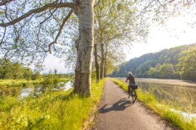 un cycliste sur la Voie Bleue