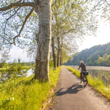un cycliste sur la Voie Bleue