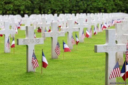 des tombes de soldats au cimetière miltaire de Thiaucourt