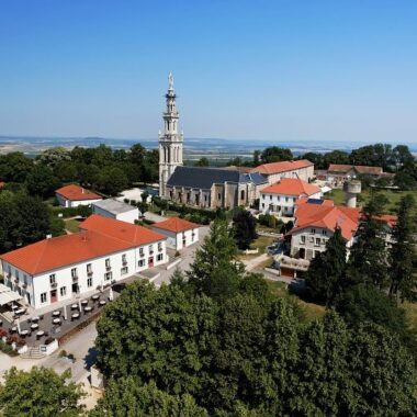 vue aérienne de la basilique de Sion