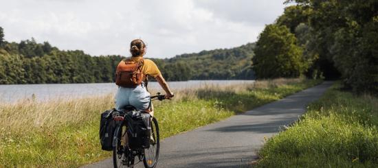 une personne faisant du vélo sur la Boucle de la Moselle
