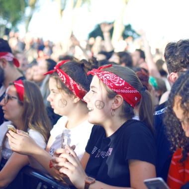 un groupe de filles dans un festival