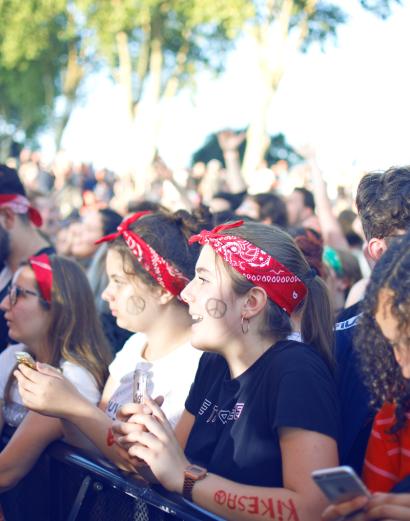 un groupe de filles dans un festival
