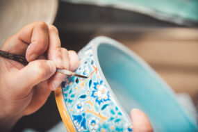 geste d'artisan de la Manufacture des Émaux de Longwy