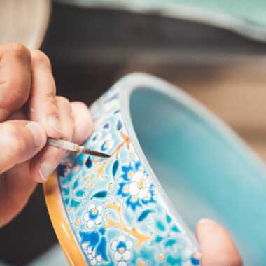 geste d'artisan de la Manufacture des Émaux de Longwy