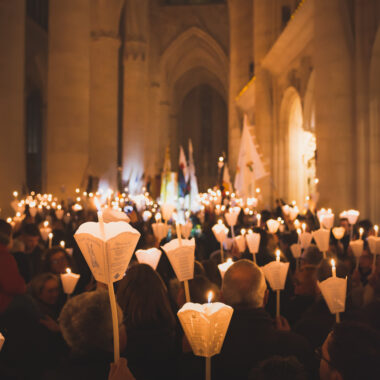 un groupe avec des cierges à la procession aux flambeaux à Saint Nicolas de Port