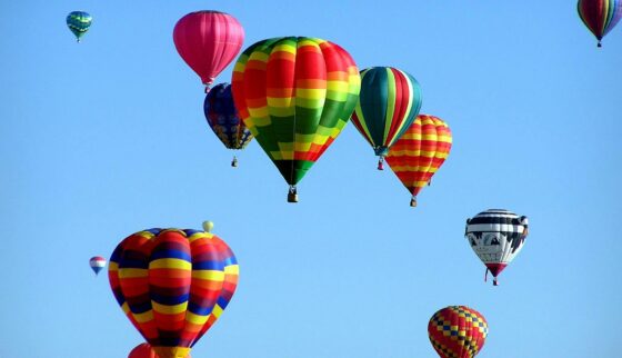 des montgolfières dans le ciel