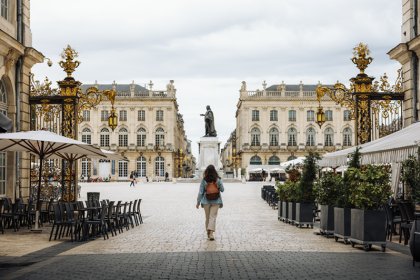 une personne marchant place Stanislas