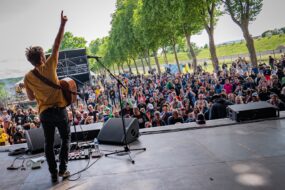 une scène de concert lors du festival JDM