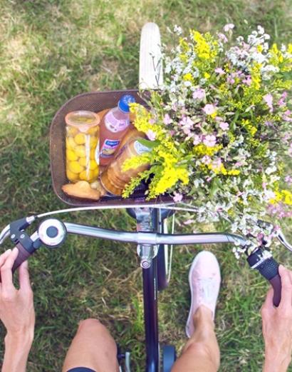 un panier de fleurs sur un vélo