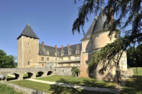 vue extérieure du château de Fléville