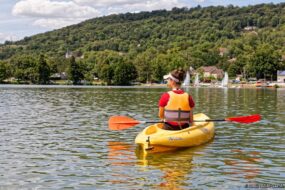 personne en canoë à la base nautique de Messein