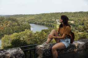 une femme assise à Liverdun