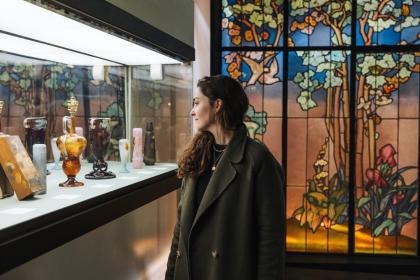 une femme en visite au Musée de l'Ecole de Nancy