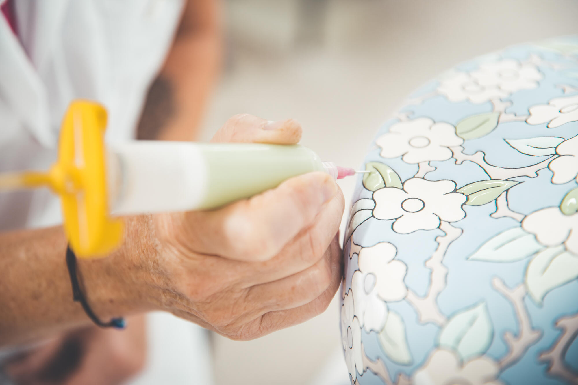 geste d'un artisan émaux de Longwy