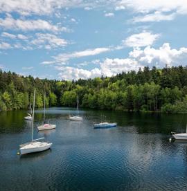 bateaux au Lac de Pierre Percée