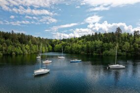bateaux au Lac de Pierre Percée