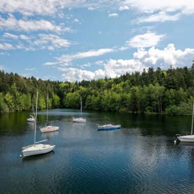 bateaux au Lac de Pierre Percée