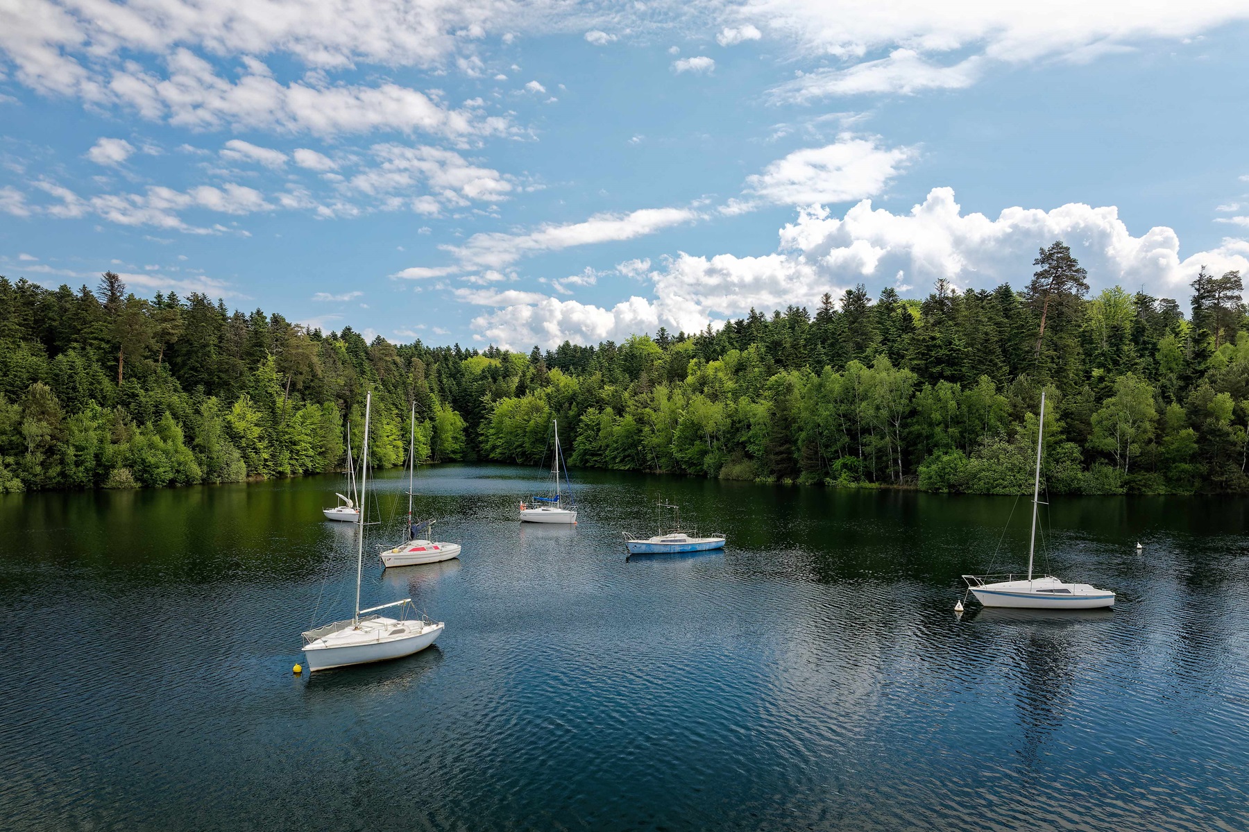 bateaux au Lac de Pierre Percée