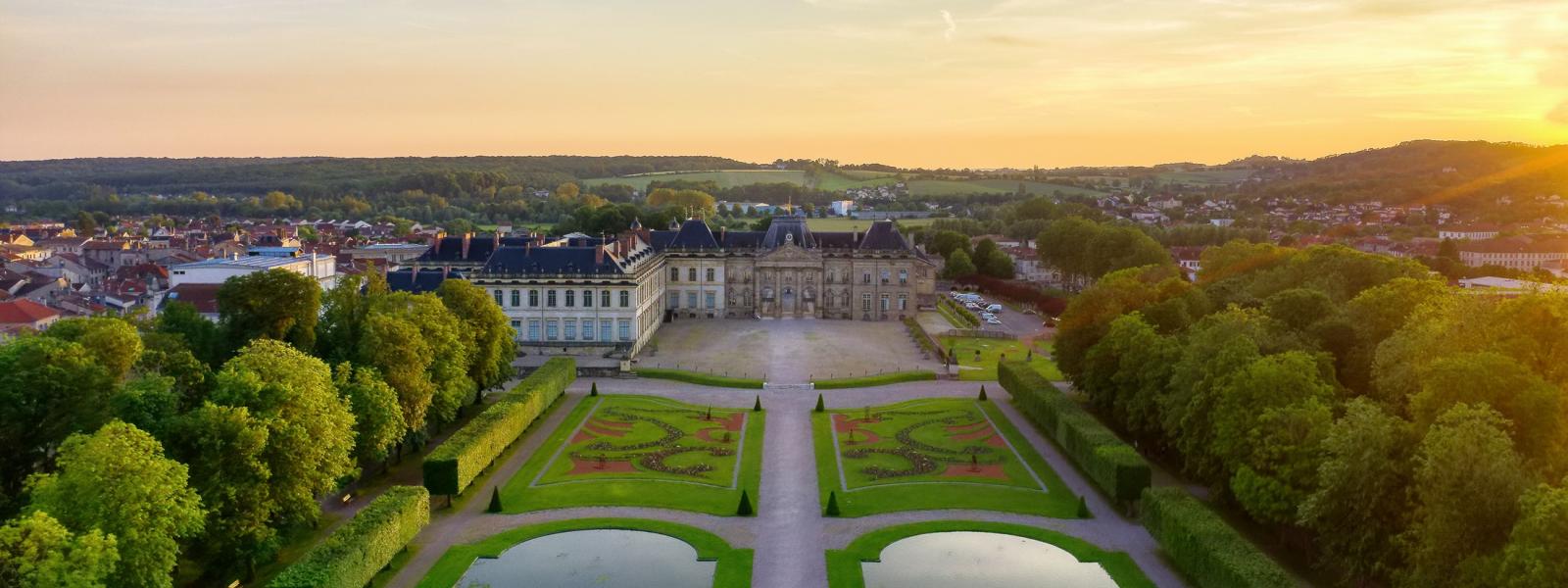 vue aérienne du château de Lunéville au soleil couchant