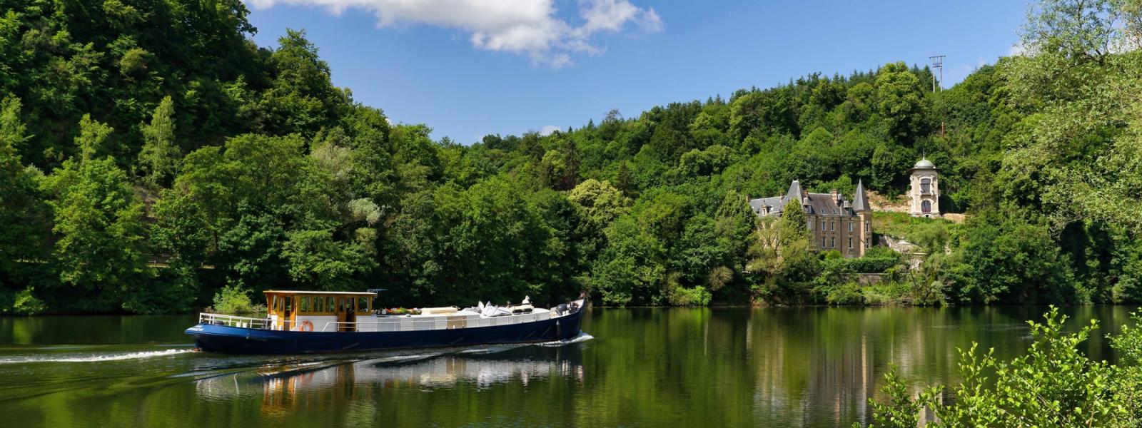 péniche naviguant sur l'eau à Liverdun