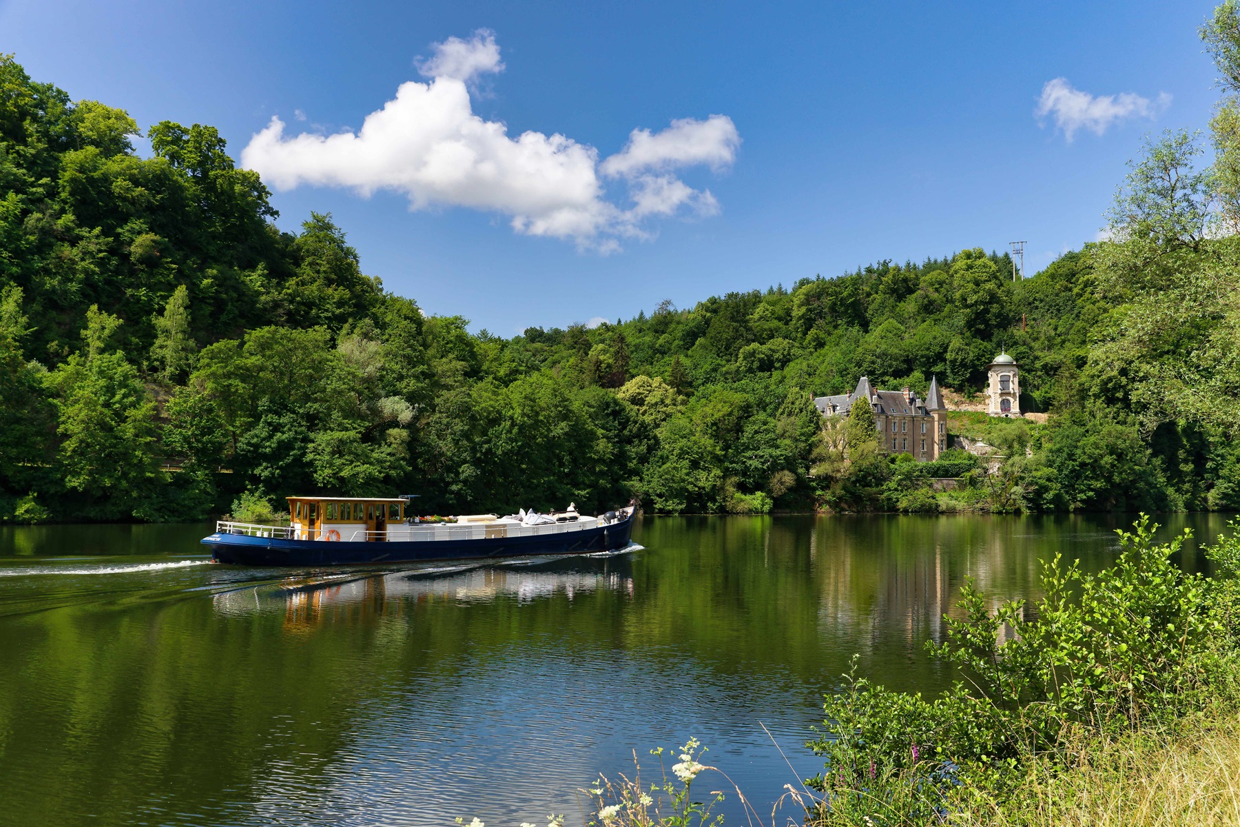 péniche naviguant sur l'eau à Liverdun