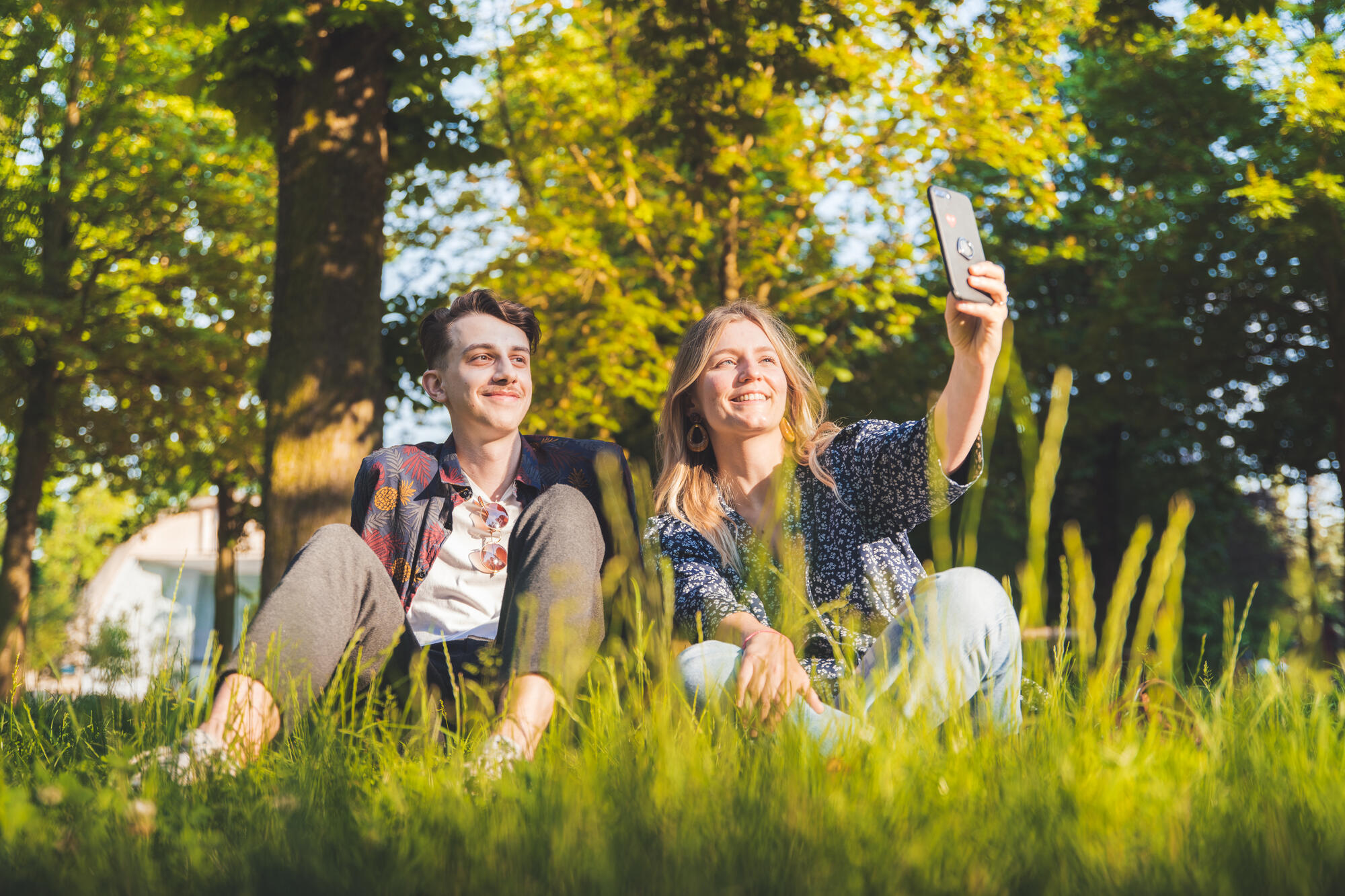 un couple assis dans l'herbe