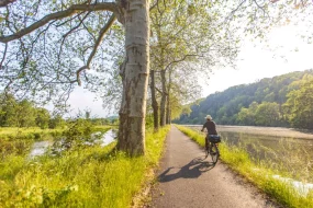 un cycliste sur la voie bleue dans le sud du département de meurthe-et-moselle