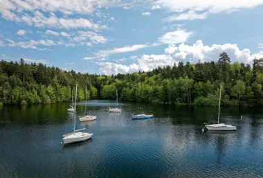 Bateaux de loisirs sur le lac de Pierre-Percée en Meurthe-et-Moselle