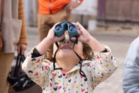 enfant avec jumelles