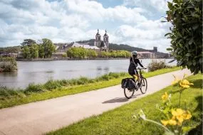 une cyclotouriste sur la voie bleue à pont à mousson